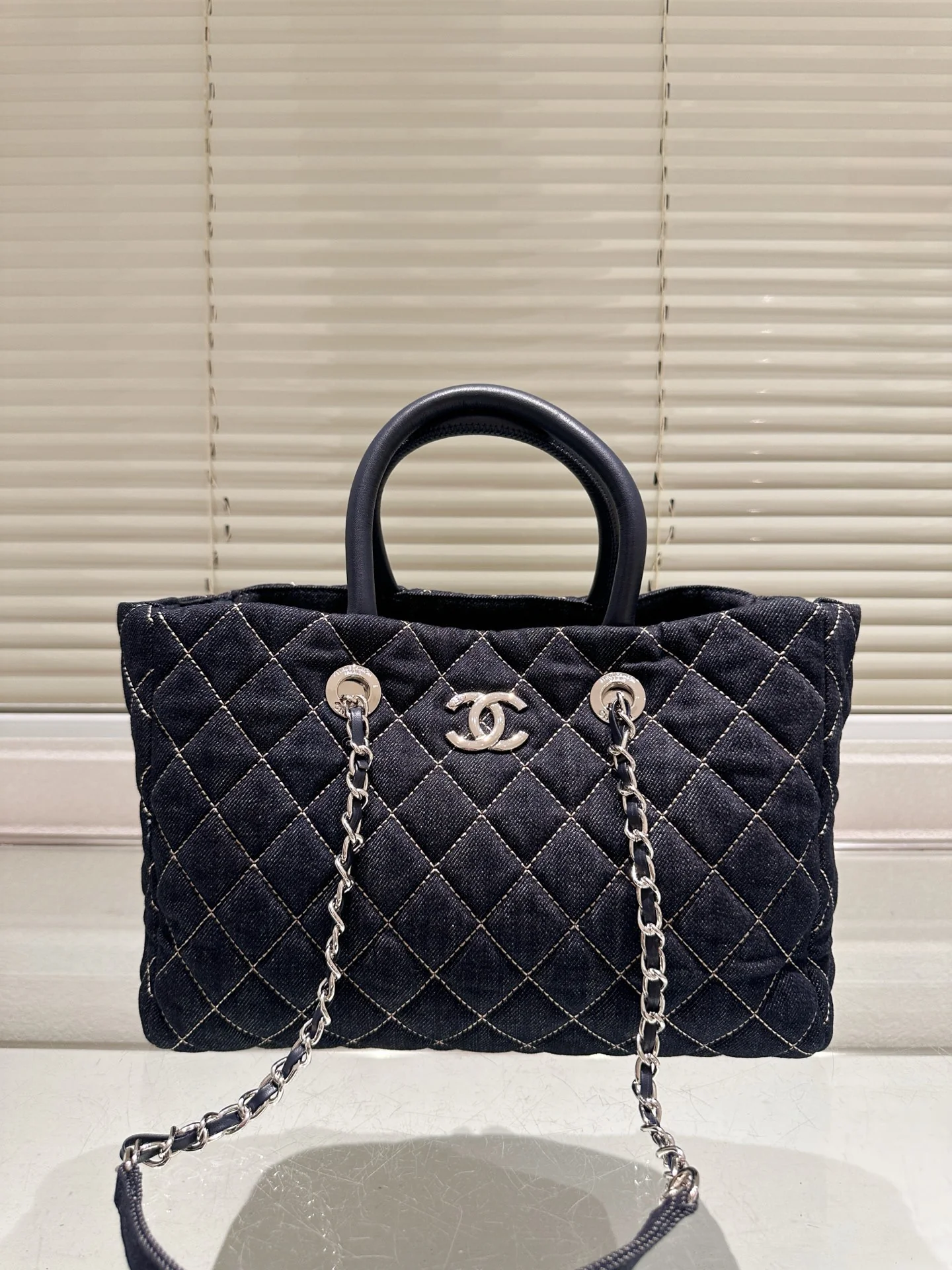 Chanel Purse - Sleek & Versatile Everyday Essential