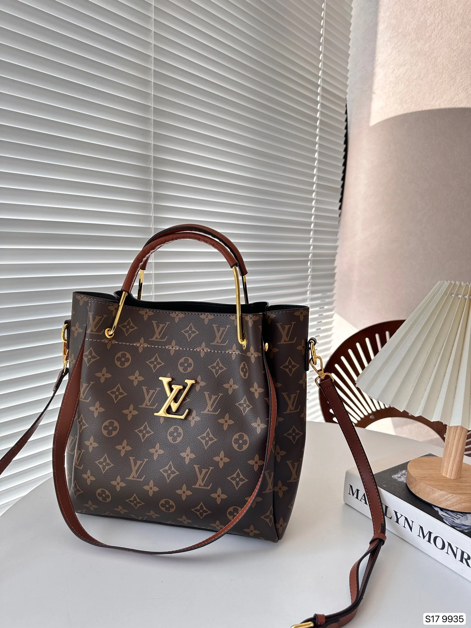 LV Folded Bag Style - Versatile Crossbody Bag